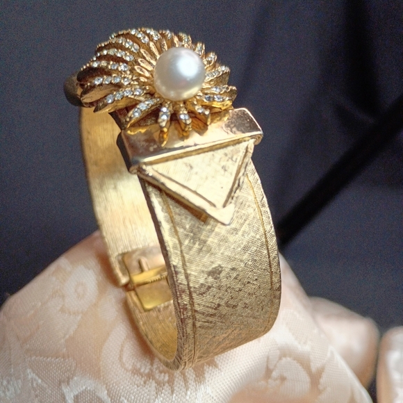 Hattie Carnegie Cuff Bracelet - Picture 3 of 9